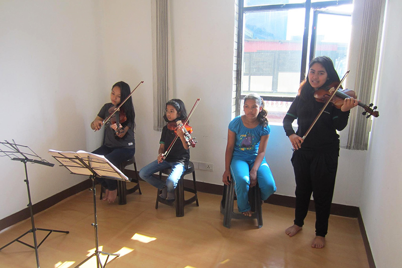 音楽教室の様子・バイオリンの生徒たち