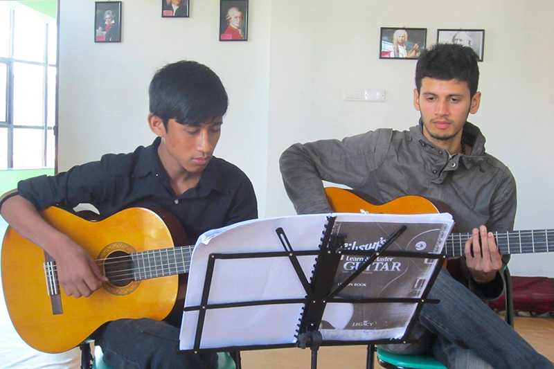 音楽教室の様子・マンツーマンで指導を受ける Mr.Sajan Shrestha