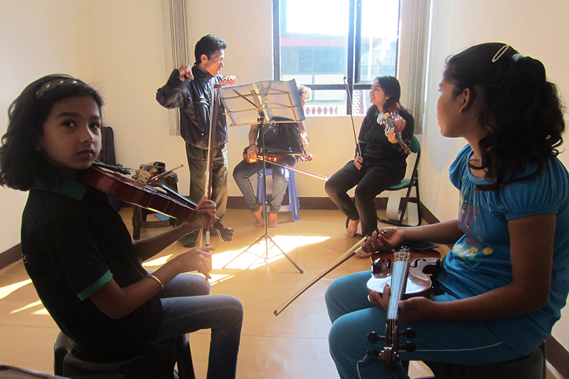音楽教室の様子・バイオリンのレッスンを受ける生徒たち